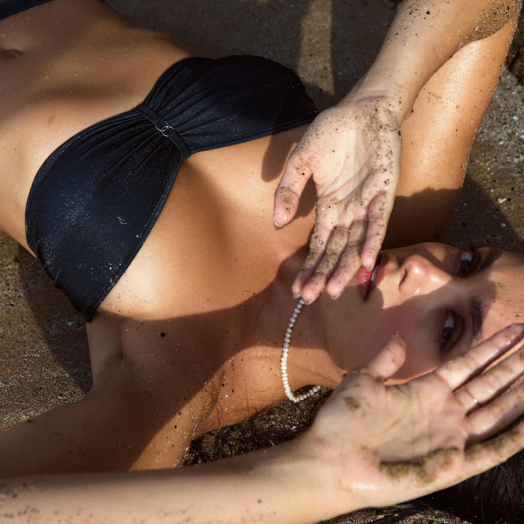 Druhá vlna plavek: Jaké plavky vám krásně zakulatí prsa i zadeček?